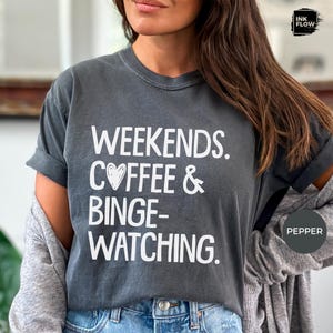 Camiseta de fines de semana, café y maratones de series, camiseta Comfort Colors®, camiseta acogedora para noches de cine, camiseta divertida para amantes de las series, regalo para adictos al streaming imagen 4