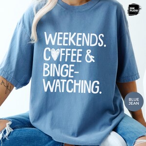 Camiseta de fines de semana, café y maratones de series, camiseta Comfort Colors®, camiseta acogedora para noches de cine, camiseta divertida para amantes de las series, regalo para adictos al streaming imagen 6