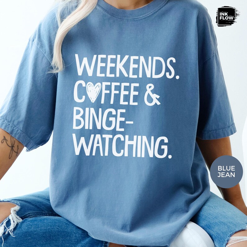 Camiseta de fines de semana, café y maratones de series, camiseta Comfort Colors®, camiseta acogedora para noches de cine, camiseta divertida para amantes de las series, regalo para adictos al streaming imagen 6