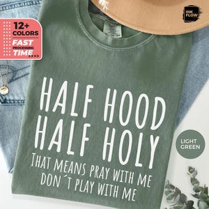Halv huva Halv Holy Comfort Colors T-shirt, kristen humor T-shirt, rolig tro T-shirt, be med mig T-shirt