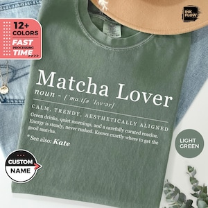 Puede incluir: Camiseta verde claro con las palabras "Matcha Lover" en blanco. La camiseta incluye una definición y frases relacionadas. El texto adicional incluye "12+ COLORS", "FAST PROCESSING TIME" y "CUSTOM NAME".