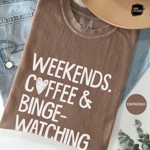 Camiseta de fines de semana, café y maratones de series, camiseta Comfort Colors®, camiseta acogedora para noches de cine, camiseta divertida para amantes de las series, regalo para adictos al streaming imagen 3
