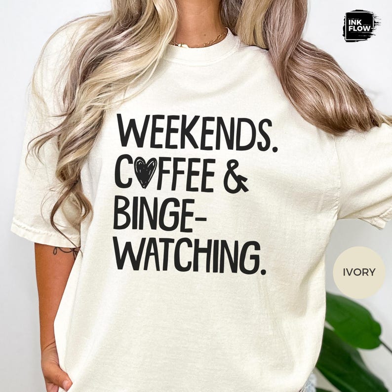 Camiseta de fines de semana, café y maratones de series, camiseta Comfort Colors®, camiseta acogedora para noches de cine, camiseta divertida para amantes de las series, regalo para adictos al streaming imagen 7