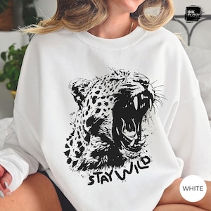 Sudadera Stay Wild, suéter de guepardo, sudadera con capucha Wild Tiger, cuello redondo de leopardo de moda, sudadera con capucha Outdoors Nature, camiseta Animals Lover, Lions Fierce imagen 2