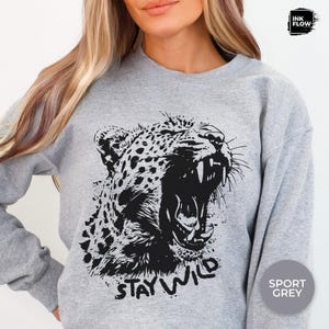 Sudadera Stay Wild, suéter de guepardo, sudadera con capucha Wild Tiger, cuello redondo de leopardo de moda, sudadera con capucha Outdoors Nature, camiseta Animals Lover, Lions Fierce imagen 3