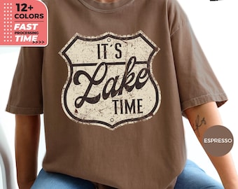 湖畔で過ごす時間Tシャツ、コンフォートカラーズ® レイクライフTシャツ、夏休みシャツ、アウトドアフィッシング、面白い湖畔Tシャツ、水辺でリラックスギフト