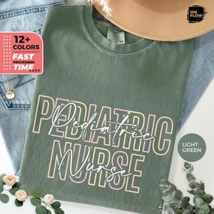 小児科看護師カラフルコンフォートカラー® Tシャツ、小児科看護師チーム、子供ケアグラフィックTシャツ、PICU看護シャツ、PEDS看護師シャツギフト
