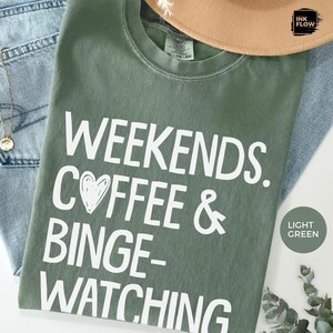 Camiseta de fines de semana, café y maratones de series, camiseta Comfort Colors®, camiseta acogedora para noches de cine, camiseta divertida para amantes de las series, regalo para adictos al streaming imagen 1