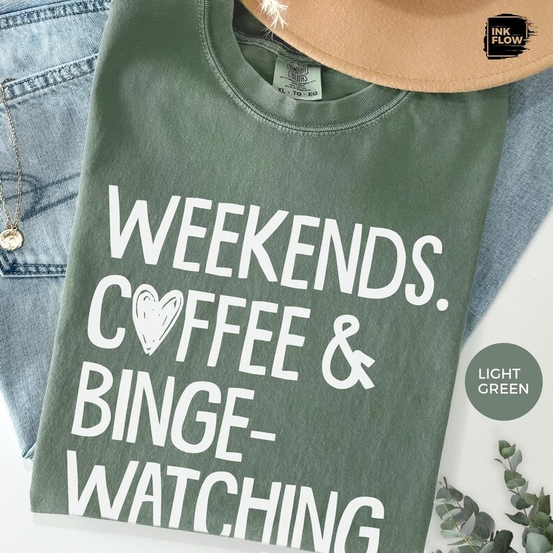 Camiseta de fines de semana, café y maratones de series, camiseta Comfort Colors®, camiseta acogedora para noches de cine, camiseta divertida para amantes de las series, regalo para adictos al streaming imagen 1