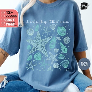Live By The Sea Comfort Colors® T-shirt, Coastal Vibes graphic T-shirt, strand-T-shirt, Ocean Lover-shirt, zacht casual cadeau voor haar, Sea Life-top
