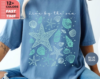 Camiseta Live By The Sea Comfort Colors®, camiseta con estampado Coastal Vibes, camiseta playera, camiseta para amantes del océano, regalo suave e informal para ella, top con temática marina.