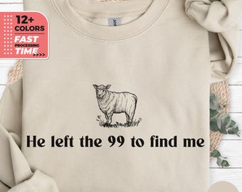Può includere: Una felpa beige con un'illustrazione in bianco e nero di una pecora e il testo "He left the 99 to find me".