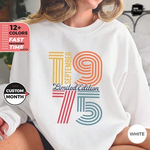 Può includere: Felpa bianca con un design grafico retrò che presenta l'anno 1975 e il testo "September Limited Edition".