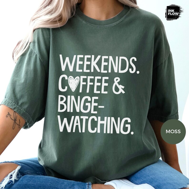 Camiseta de fines de semana, café y maratones de series, camiseta Comfort Colors®, camiseta acogedora para noches de cine, camiseta divertida para amantes de las series, regalo para adictos al streaming imagen 5