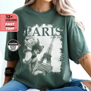 Puede incluir: Una camiseta verde con una foto en blanco y negro de la Torre Eiffel y una pareja delante. El texto "PARÍS" y "Junio 2020" está impreso en la camiseta.