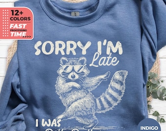 Sudadera divertida de mapache con la frase "Lo siento por llegar tarde, Dilly Dallying", suéter con humor sarcástico.