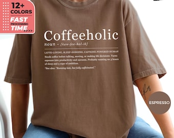 Camiseta engraçada com a definição de viciado em café, camiseta Comfort Colors® Coffee, camiseta para amantes de cafeína, camiseta com humor de barista, presente engraçado para viciados em café