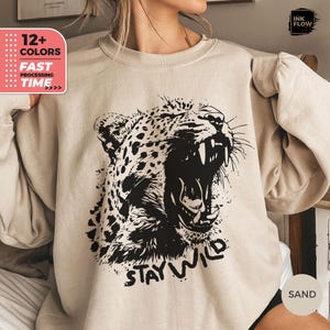 Sudadera Stay Wild, suéter de guepardo, sudadera con capucha Wild Tiger, cuello redondo de leopardo de moda, sudadera con capucha Outdoors Nature, camiseta Animals Lover, Lions Fierce imagen 1