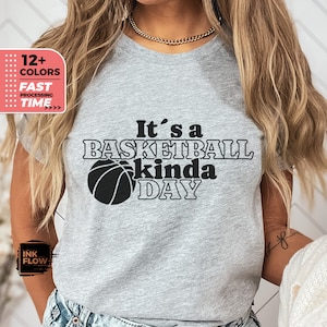 Camiseta "Es un día de baloncesto", camiseta con cita positiva, regalos para amantes del deporte, camiseta de la era del baloncesto, mamá del baloncesto, regalo para ella y para él