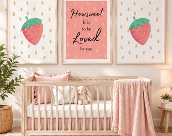Könnte beinhalten: Drei gerahmte Wandbilder mit zwei Erdbeerillustrationen auf weißem Hintergrund mit gelben Samen und einem zentralen rosa Druck mit dem schwarzen Text Howsweet It is to be Loved by you, über einem Holzkinderbett.