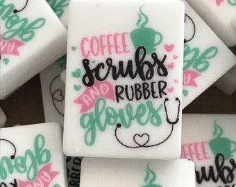 Op de afbeelding: Witte rechthoekige gummen met de woorden "Coffee, Scrubs, and Rubber Gloves" in roze en zwarte letters, met een turquoise koffiekopje en stethoscoop ontwerp. Andere gummen hebben vergelijkbare ontwerpen.
