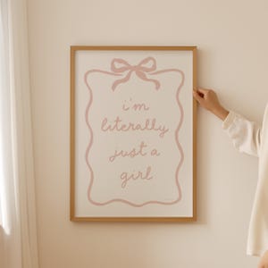 Art mural Je ne suis qu'une fille, décoration de dortoir girly, impression preppy rose, déco coquette rose, art mural de chambre à coucher tendance, affiche citation mignonne