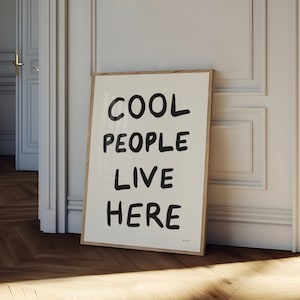 Cool People Live Here Wall Art, Typografia Wall Art, Zabawny cytat Print, Nowoczesna sztuka do salonu, Modny plakat do pokoju w akademiku, Wydruk czeku gościa