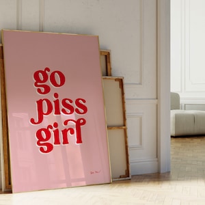 Go Piss Girl 面白いバスルームプリント、印刷可能なアートバスルーム、トレンディなウォールアート、大学寮のポスター、かわいいバスルームの装飾、ピンクのバスルームポスター