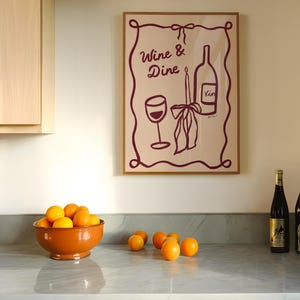 Plakat Wine and Dine, prezent dla miłośników wina, wydruk na przyjęcie obiadowe, ręcznie rysowany plakat z winem, estetyczny wystrój jadalni, nowoczesna sztuka ścienna do kuchni