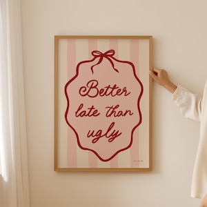 Arte de parede melhor tarde do que feio, impressão engraçada de banheiro, arte de parede da moda, pôster de dormitório de faculdade, decoração fofa de banheiro, pôsteres de banheiro rosa