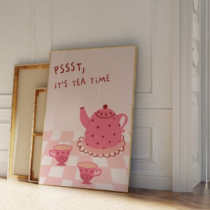 以下が含まれることがあります： ピンクと白のティーパーティーをテーマにしたプリントで、「PSST, IT'S TEA TIME」の文字と、ハートが描かれたピンクのティーポットが、ピンクと白のチェック柄の背景にピンクのティーカップに囲まれています。