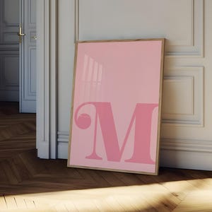 Póster de la letra M, impresión de letras del alfabeto rosa, arte de pared con letras iniciales, decoración de dormitorio de moda, decoración de guardería femenina, galería de pared para habitación de adolescentes