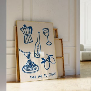 Puede incluir: Una impresión enmarcada con un fondo marrón claro e ilustraciones azules de comida y bebida italiana. Las ilustraciones incluyen una cafetera, una botella de limoncello, una copa de vino, un plato de espaguetis y limones. El texto "TAKE ME TO ITALY" está escrito en azul en la parte inferior de la impresión.