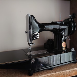 Máquina de coser vintage Singer 222 Red S de 1960, peso pluma, revisada