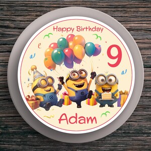 Cake Topper Compleanno Minions #6 – Decorazione magica per torte per compleanni dei bambini Nome e numero (20 cm) Carta fondente