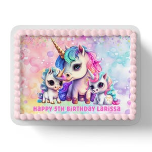 Könnte beinhalten: Ein rechteckiger Kuchen mit rosa Zuckerguss und einem bunten Einhorn-Design. Das Bild zeigt drei Einhörner mit Regenbogenmähnen und goldenen Hörnern, mit dem Text "HAPPY 5TH BIRTHDAY LARISSA".