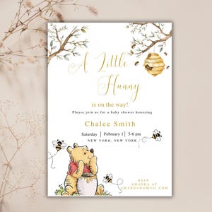 Inviti modificabili per BABY SHOWER Winnie-the-pooh "A Little Hunny is on the Way" con stampa vintage classica e digitale. Genere neutro.