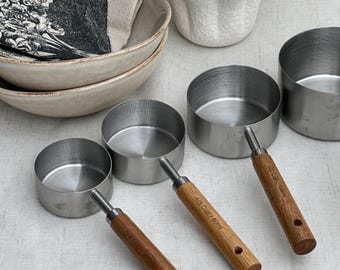 Set houten en metalen maatbekers en lepels voor keuken