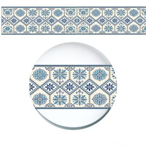 Op de afbeelding: Een decoratieve wandrandstrook met een herhalend patroon van blauwe en witte bloemmotieven, gerangschikt in afwisselende vierkante en ruitvormen. Het ontwerp bevat gedetailleerde bloemblaadjes op een crèmekleurige achtergrond met blauwe randen.