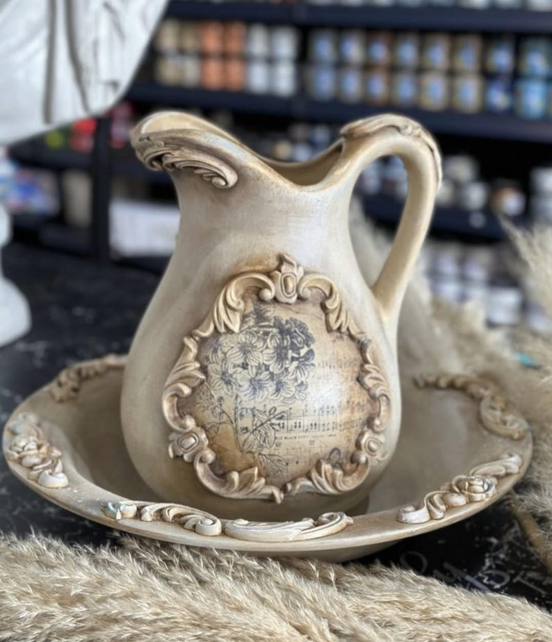 Peut inclure: Un pichet en c&eacute;ramique blanche avec un motif floral et un bol en c&eacute;ramique blanche assorti. Le pichet a une anse et un bec verseur. Le bol a un bord festonn&eacute;.