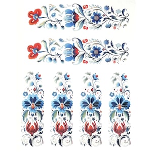 Könnte beinhalten: Ein Satz von fünf blauen und roten Blumendesigns. Die Designs sind im traditionellen Volksstil gehalten. Die Designs sind perfekt, um jedem Projekt einen Hauch von Farbe und Verspieltheit zu verleihen.