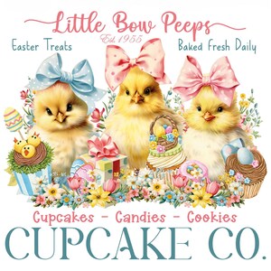 Può includere: Un'illustrazione stravagante con tre pulcini gialli con fiocchi, circondati da dolcetti pasquali, tra cui cupcake e uova decorate. Il testo recita "Little Bow Peeps" e "Cupcake Co."