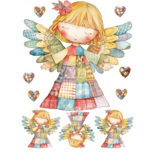 Op de afbeelding: Een grillige illustratie van een engel met blond haar, gesloten ogen en een patchwork jurk en vleugels. De engel is versierd met een bloem en omringd door kleurrijke patchwork harten. Drie kleinere engelenfiguren staan onderaan.