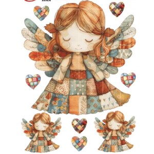 Op de afbeelding: Een patchwork engel met bruin haar en vleugels. De engel draagt een jurk gemaakt van kleurrijke stoffen. Er zijn vijf kleine patchwork harten rond de engel.