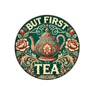 Könnte beinhalten: Ein rundes grünes Schild mit einem floralen Design und einer Teekanne in der Mitte. Das Schild sagt "But First, Tea" in gelber Schrift.