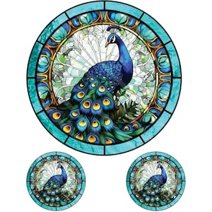 Könnte beinhalten: Ein Buntglasdesign mit einem Pfau mit blauen und grünen Federn. Der Pfau ist von einem goldenen und blauen Rahmen umgeben.