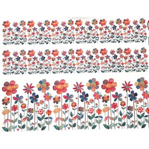 Può includere: Tre file di colorati disegni di bordi floreali. I fiori sono in tonalità di rosso, arancione, blu e giallo, con foglie e steli verdi. Il design ha uno stile patchwork, con ogni fiore con un motivo unico.