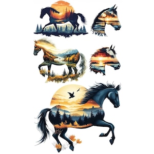 Può includere: Una collezione di illustrazioni di cavalli con scene di paesaggi. I cavalli sono raffigurati in varie pose, con silhouette di alberi, montagne e tramonti incorporate nelle loro forme. La tavolozza dei colori include sfumature di arancione, blu e nero.