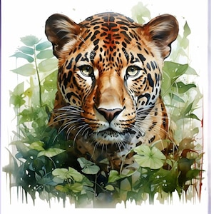 Könnte beinhalten: Aquarellmalerei eines Jaguar-Kopfes, mit einer detaillierten Darstellung seines gefleckten Fells und seines intensiven Blickes. Der Jaguar ist von üppigem grünen Laub umgeben, wodurch eine Dschungelszene entsteht. Das Kunstwerk verwendet eine weiche Farbpalette mit Braun-, Orange- und Grüntönen.