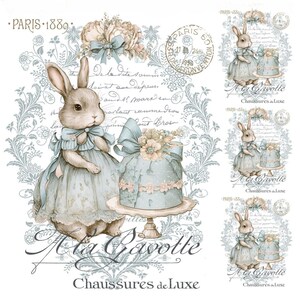 Può includere: Un'illustrazione in stile vintage con un coniglio in un vestito blu accanto a una torta su un supporto. L'immagine ha uno sfondo floreale e di scrittura con il testo "Paris 1889" e "Ala Gavotte Chaussures de Luxe".